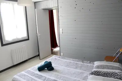 Un ou plusieurs lits dans un hébergement de l'établissement Maison charmante à Saint-Patrice avec jardin privé