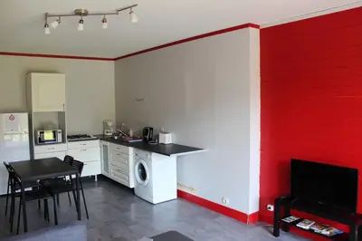 Cuisine ou kitchenette dans l'établissement Maison charmante à Saint-Patrice avec jardin privé