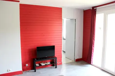 Télévision ou salle de divertissement dans l'établissement Maison charmante à Saint-Patrice avec jardin privé