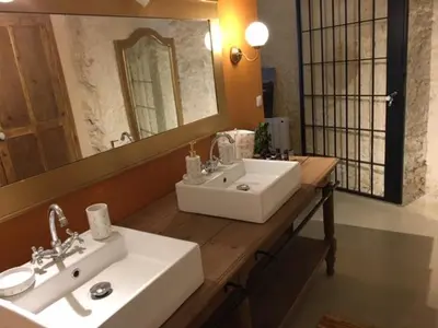 Salle de bains dans l'établissement Troglodytes 
