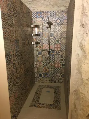Salle de bains dans l'établissement Troglodytes 