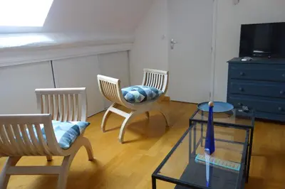 Télévision ou salle de divertissement dans l'établissement LA MAISON DE ROSE