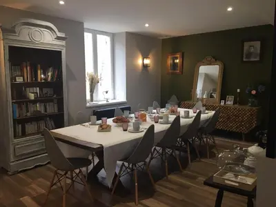 Bibliothèque dans la maison d'hôtes