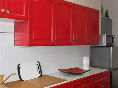 Cuisine ou kitchenette dans l'établissement LE PETIT SARMENTIN