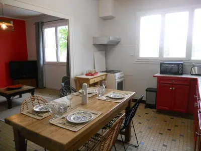 Cuisine ou kitchenette dans l'établissement LE PETIT SARMENTIN