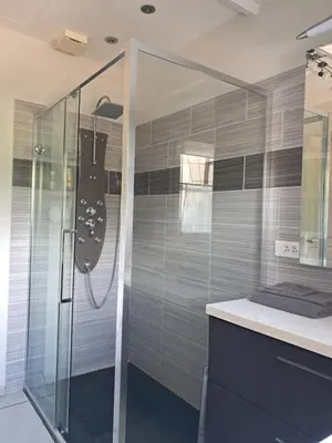 Salle de bains dans l'établissement Le Jardin De Josseline