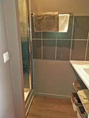 Salle de bains dans l'établissement Le Jardin De Josseline