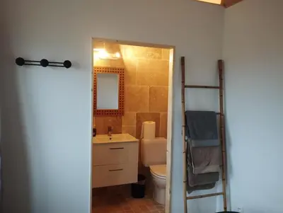 Salle de bains dans l'établissement Centre équestre d'Azay le Rideau
