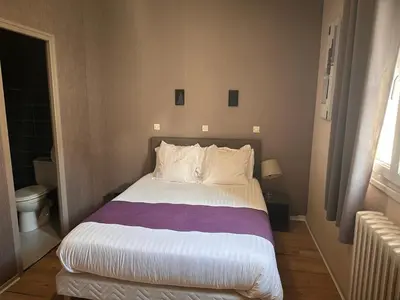 Un ou plusieurs lits dans un hébergement de l'établissement Hotel Berthelot