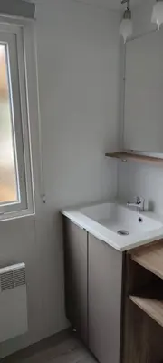Cuisine ou kitchenette dans l'établissement MHVACANCES LOUENT PLUSIEURS MOBILHOMES DANS CAMPING 4 ETOILES PROCHE CHATEAUX et ZOO BEAUVAL