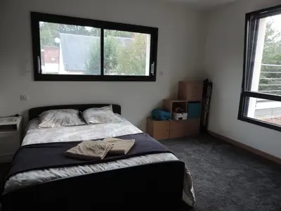 Un ou plusieurs lits dans un hébergement de l'établissement Jolie maison d’architecte