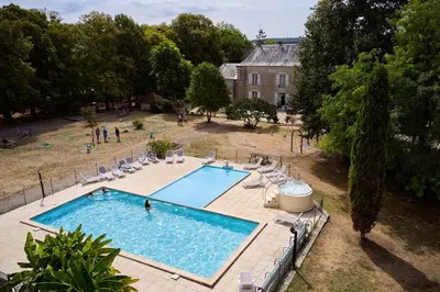 Piscine de l'établissement Glamping Loire Valley ou située à proximité