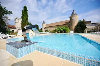 Piscine de l'établissement Glamping Loire Valley ou située à proximité