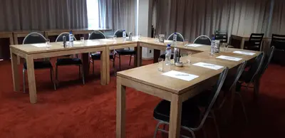 Espace de conférence ou salle de réunion dans l'établissement Brit Hotel Tours Sud – Le Cheops