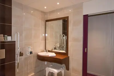 Salle de bains dans l'établissement Brit Hotel Tours Sud – Le Cheops
