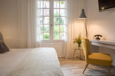 Un ou plusieurs lits dans un hébergement de l'établissement Logis Hôtel Le Plantagenêt