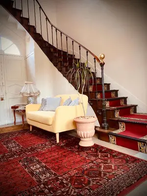 Coin salon dans l'établissement Logis Hôtel Le Plantagenêt