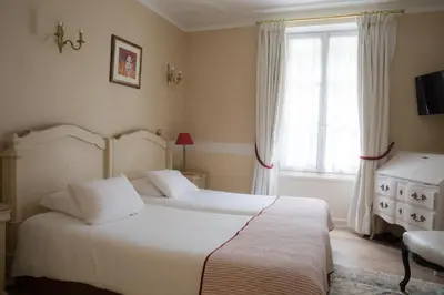 Un ou plusieurs lits dans un hébergement de l'établissement Logis Hôtel Le Plantagenêt