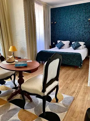 Un ou plusieurs lits dans un hébergement de l'établissement Logis Hôtel Le Plantagenêt
