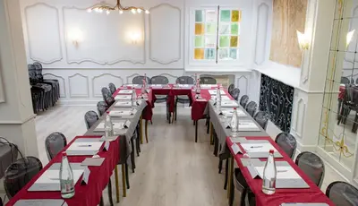 Coin salon dans l'établissement Kyriad Hotel Tours Centre