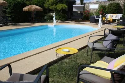 Piscine de l'établissement Taty Ginette Maison et Table d'Hôtes ou située à proximité