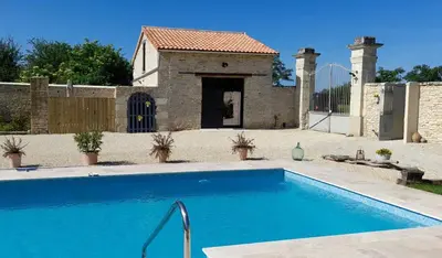 Piscine de l'établissement La Galuche-B&B & Studio ou située à proximité