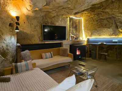 Coin salon dans l'établissement La Grotte du Moulin
