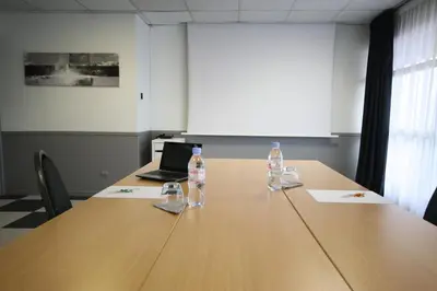 Espace de conférence ou salle de réunion dans l'établissement Hotel Kyriad Tours St Pierre des Corps Gare