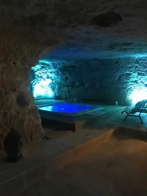 Piscine de l'établissement Le Chateau de la Barre ou située à proximité