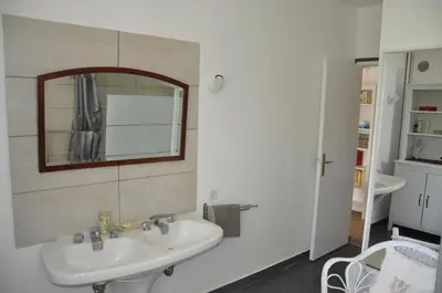 Salle de bains dans l'établissement Chez Cyril et Vi