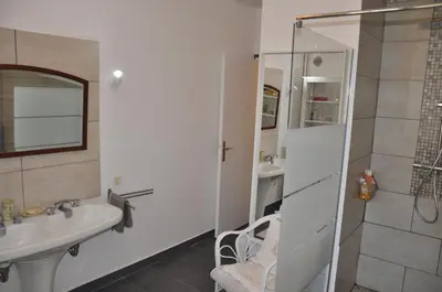 Salle de bains dans l'établissement Chez Cyril et Vi