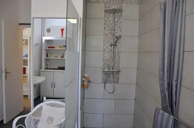 Salle de bains dans l'établissement Chez Cyril et Vi