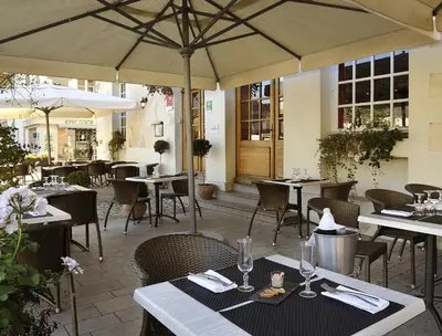 Restaurant ou autre lieu de restauration dans l'établissement Logis Hôtel Restaurant Le Puits Doré