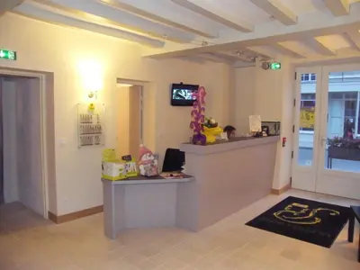 Hall ou réception de l'établissement Logis Hôtel Restaurant Le Puits Doré
