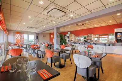 Restaurant ou autre lieu de restauration dans l'établissement Brit Hotel Les Evens