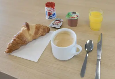 Options de petit-déjeuner proposées aux clients de l'établissement B&B HOTEL le Mans Centre