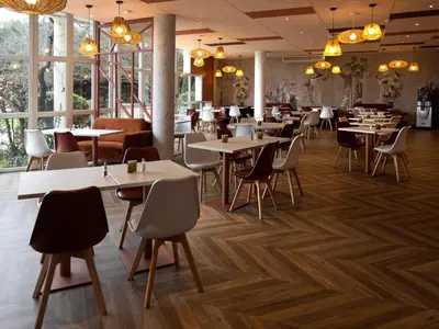 Restaurant ou autre lieu de restauration dans l'établissement ibis Styles Chinon