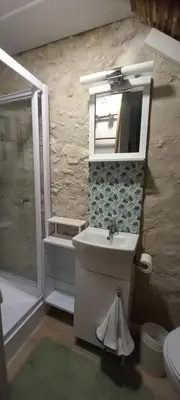 Salle de bains dans l'établissement Gîte de la Poterie 