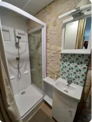 Salle de bains dans l'établissement Gîte de la Poterie 