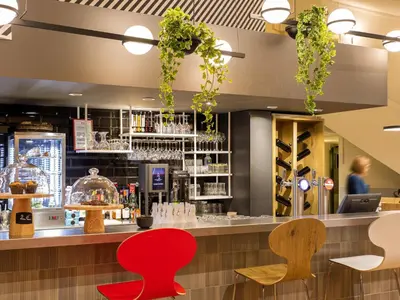 Salon ou bar de l'établissement ibis Tours Sud