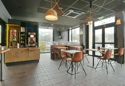 Restaurant ou autre lieu de restauration dans l'établissement B&B HOTEL Le Mans Centre Cathédrale