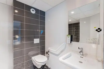 Salle de bains dans l'établissement Kyriad Direct Tours Sud - Chambray Lès Tours