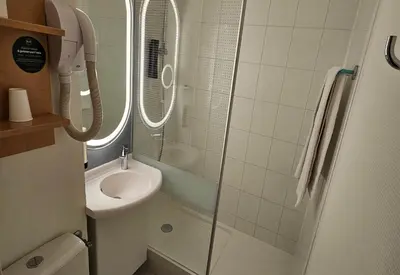 Salle de bains dans l'établissement B&B HOTEL Blois Nord Vallée Maillard