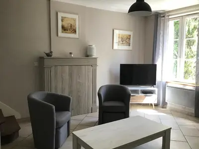 Télévision ou salle de divertissement dans l'établissement La vallée des pierres