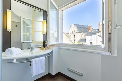 Salle de bains dans l'établissement ibis Blois Centre Château