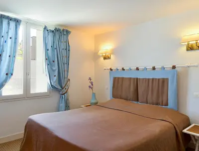 Un ou plusieurs lits dans un hébergement de l'établissement Logis Auberge Du Centre