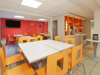 Télévision ou salle de divertissement dans l'établissement Premiere Classe Blois Nord