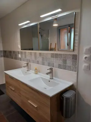 Salle de bains dans l'établissement le gîte le CAMÉLIA