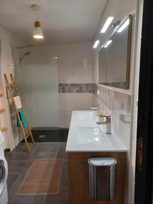 Salle de bains dans l'établissement le gîte le CAMÉLIA