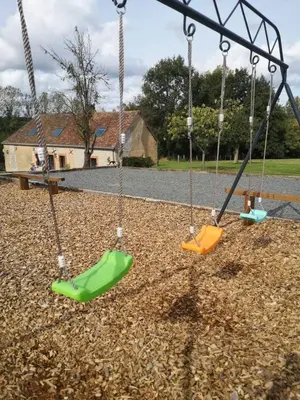 Aire de jeux pour enfants de l'établissement Roulotte de la basse biguerie proche zoo de la flèche